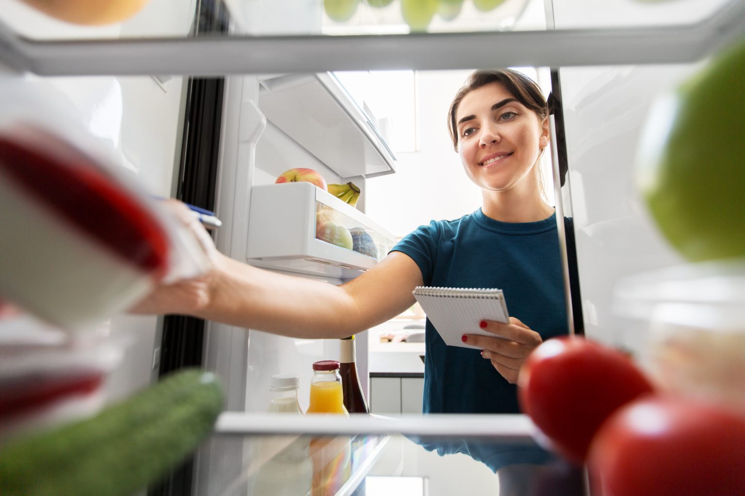 Готовьте списки. Женщина и продукты про запас.