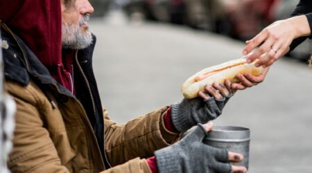 Rozsah zdravotnej starostlivosti hradenej dlžníkom a osobám bez domova sa možno rozšíri